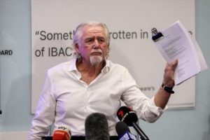 Shakespearean defence launched against corruption probe