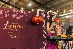 Market crowds flock to Lunar New Year